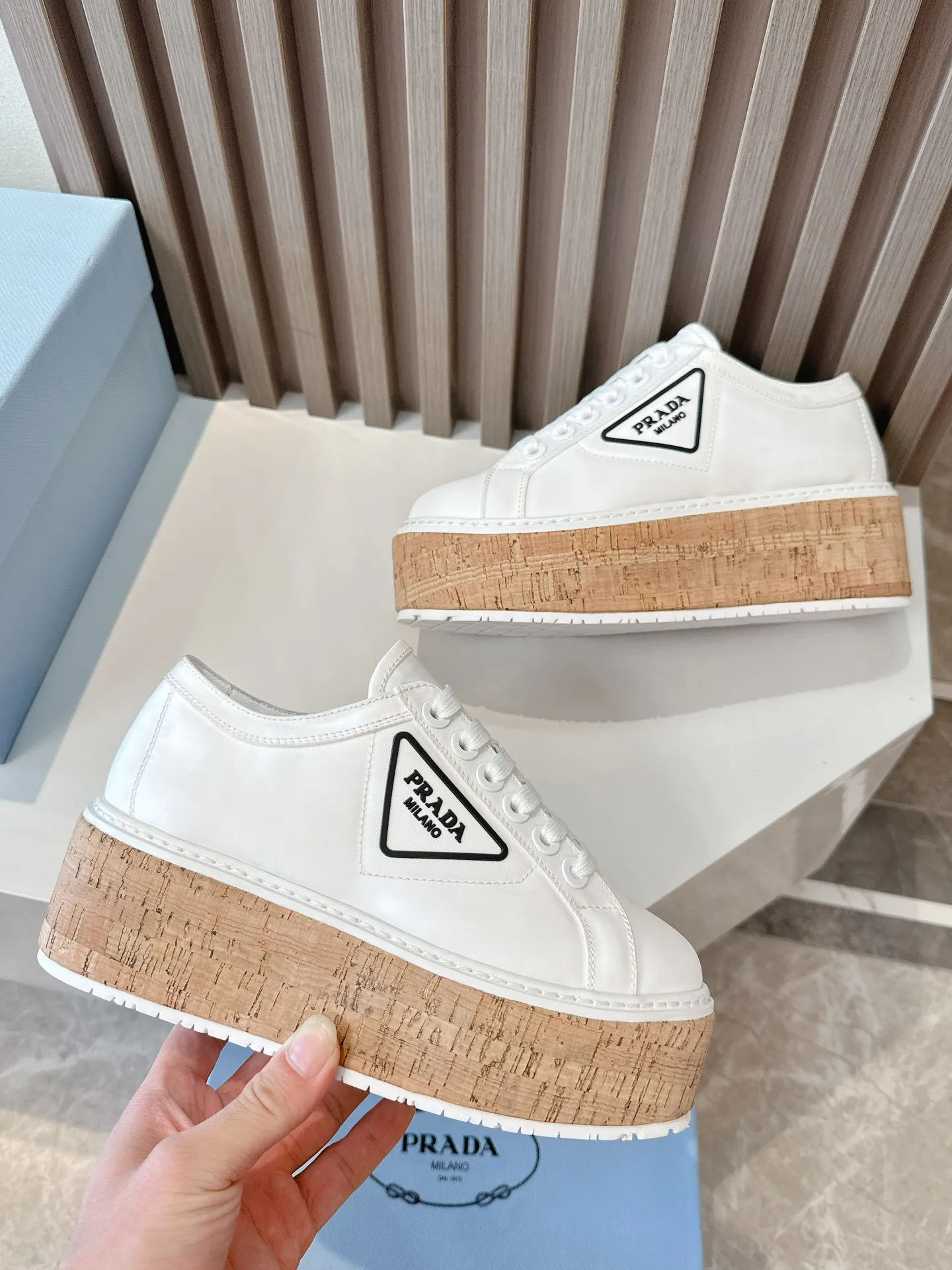 👟👟Ex-factory price 500👟👟 ☑️SNGG ｜Thick-soled high-explosive shoes Super hot Prada Prada 2024 latest spring and summer sawtooth Roman ultra-light thick-soled shoes! Retro, fashionable and avant-garde gear teeth make the whole pair of shoes light, comfortable and brightly colored to satisfy a variety of choices for fashionable people of different styles! The iconic molded injection triangle logo is matched with the shape of the upper foot 🦶🏻It’s super nice, every element is fashionable! - MATERIAL Material - ⇢ Upper: imported silk nylon twill ⇢ Lining: sheepskin lining ⇢ Outsole: TPU wood grain rubber combination outsole ⇢size：#35～40